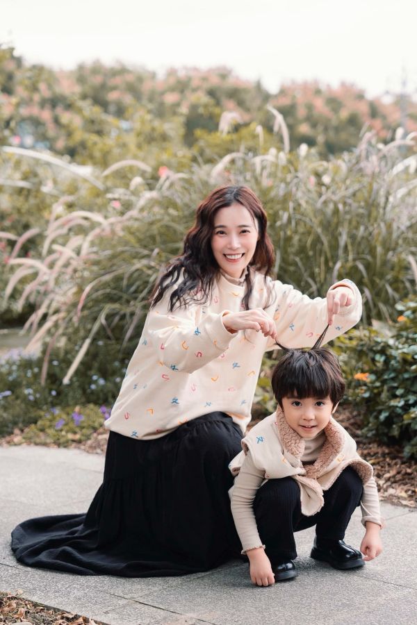 TALKOO注音花園印花大學T - 大人款 注音花園大人款大學T,台灣製造大人上衣,注音印花大人款,親子裝大學T,ㄅㄆㄇ印花大人上衣,TALKOO大人款,大人版落肩大學T,台灣設計大學T,文化主題上衣,親子穿搭上衣,台灣語言印花,大人休閒大學T,寬鬆版大人上衣,男女適穿大學T,文字印花上衣,文化美學大人款,全家穿搭大學T,大人親子服飾,台灣原創設計上衣,大人長袖大學T,特色印花大人款,秋冬大學T上衣,文化系列大人服飾,台灣品牌服飾,舒適棉質