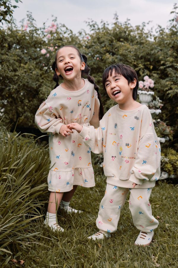 TALKOO注音花園印花運動褲 注音花園運動褲,台灣製造運動褲,童裝運動褲,TALKOO長褲,ㄅㄆㄇ印花長褲,注音符號長褲,台灣童裝長褲,原創印花長褲,親子款長褲,兒童休閒褲,童裝長褲推薦,寬鬆童裝長褲,舒適童裝褲款,可愛印花褲子,學齡前褲款,兒童運動穿搭,注音主題長褲,台灣設計童裝褲,布料舒服長褲,好穿脫童裝褲,台灣親子裝褲款,兒童外出褲,特色印花童裝褲,童裝秋冬長褲,兒童彈性褲頭,台灣原創童裝褲,童裝多用途長褲,注音花園褲款