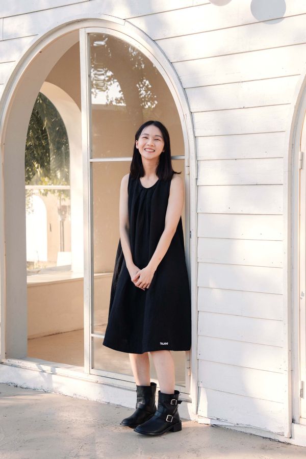 TALKOO 三重紗母女洋裝 TALKOO, 母女裝, 親子洋裝, 三重紗洋裝, 背心洋裝, 台灣製童裝, 純棉洋裝, 無袖洋裝, 層次穿搭, 親子穿搭, 俏麗洋裝, 優雅洋裝, 三重紗親子裝, 柔軟童裝, TALKOO洋裝, 秋冬親子服