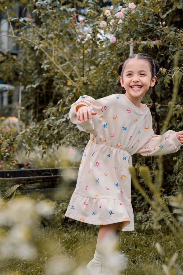 TALKOO注音花園印花洋裝 注音花園洋裝,台灣製造洋裝,童裝洋裝,TALKOO洋裝,ㄅㄆㄇ印花洋裝,注音符號洋裝,台灣童裝洋裝,原創印花洋裝,親子款洋裝,女童洋裝,童裝洋裝推薦,可愛童裝洋裝,寬鬆版型洋裝,舒適童裝裙款,台灣設計洋裝,兒童外出洋裝,學齡前洋裝,注音主題洋裝,彩色印花洋裝,可愛印花女童裝,台灣原創童裝裙,特色印花洋裝,童裝日常洋裝,女孩穿搭洋裝,台灣親子款洋裝,柔軟布料洋裝,輕鬆活動洋裝,注音花園裙款,童裝四季