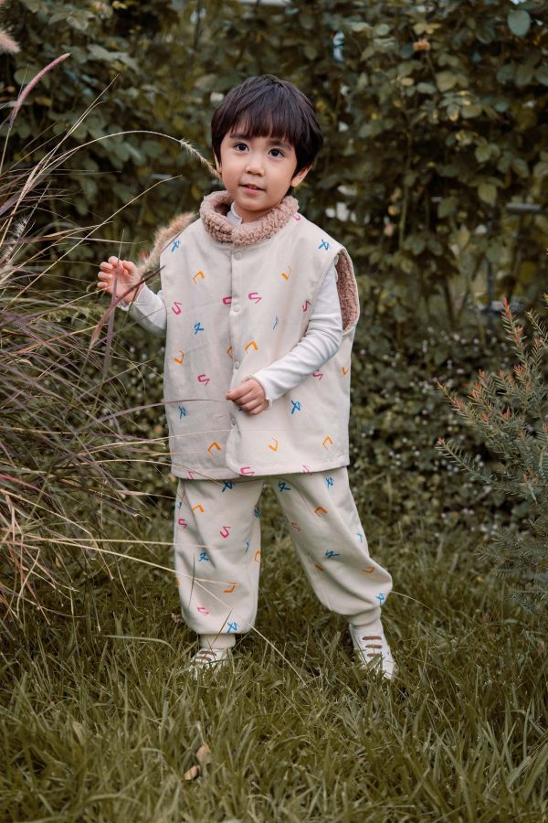 TALKOO注音花園印花兩穿毛絨背心 注音花園背心,兩穿背心,台灣製造童裝背心,搖粒絨背心,斜紋布背心,注音印花背心,TALKOO背心,ㄅㄆㄇ印花童裝,兒童秋冬背心,親子款背心,童裝羽絨替代背心,雙面穿背心,保暖童裝背心,柔軟搖粒絨童裝,耐磨斜紋布背心,男女童背心,學齡前童裝背心,冬季童裝外套替代,輕暖背心推薦,兒童保暖層,秋冬穿搭背心,台灣設計童裝背心,文化印花童裝,特色印花背心,語言主題背心,注音花園兩穿背心,兒童立領背心,親膚童