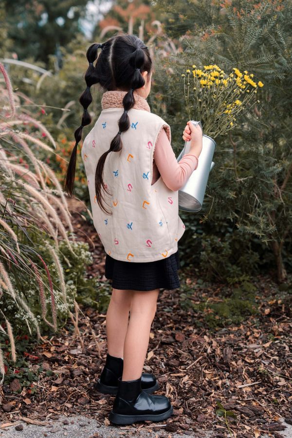 TALKOO注音花園印花兩穿毛絨背心 注音花園背心,兩穿背心,台灣製造童裝背心,搖粒絨背心,斜紋布背心,注音印花背心,TALKOO背心,ㄅㄆㄇ印花童裝,兒童秋冬背心,親子款背心,童裝羽絨替代背心,雙面穿背心,保暖童裝背心,柔軟搖粒絨童裝,耐磨斜紋布背心,男女童背心,學齡前童裝背心,冬季童裝外套替代,輕暖背心推薦,兒童保暖層,秋冬穿搭背心,台灣設計童裝背心,文化印花童裝,特色印花背心,語言主題背心,注音花園兩穿背心,兒童立領背心,親膚童