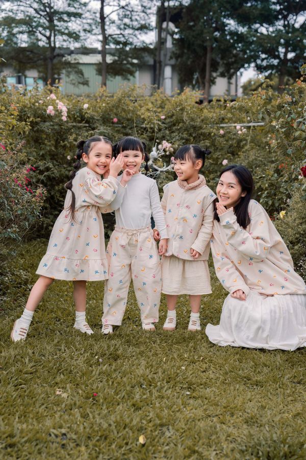 TALKOO注音花園印花大學T - 大人款 注音花園大人款大學T,台灣製造大人上衣,注音印花大人款,親子裝大學T,ㄅㄆㄇ印花大人上衣,TALKOO大人款,大人版落肩大學T,台灣設計大學T,文化主題上衣,親子穿搭上衣,台灣語言印花,大人休閒大學T,寬鬆版大人上衣,男女適穿大學T,文字印花上衣,文化美學大人款,全家穿搭大學T,大人親子服飾,台灣原創設計上衣,大人長袖大學T,特色印花大人款,秋冬大學T上衣,文化系列大人服飾,台灣品牌服飾,舒適棉質