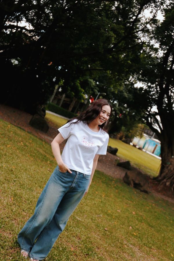 TALKOO愛心說話衣 - 大人女款短版 愛心說話衣 大人女款, 愛心說話衣 媽媽款, 超級媽媽T恤, 台灣製親子裝, 有機棉女裝T恤, 修身長版T-Shirt, TALKOO 愛心衣, 白色親子裝, 親子互動T恤, 媽媽專屬貼紙衣服, 兒童語言學習衣服, 學注音童裝, 兒童創意T恤, 親子遊戲衣服, 3歲童裝, 4歲童裝, 5歲童裝, 6歲童裝, 7歲童裝, 8歲童裝