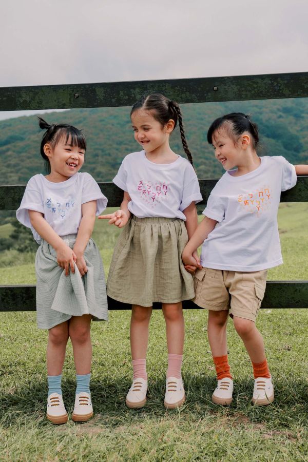 TALKOO 愛心說話衣(白) 愛心說話衣, 台灣製童裝, 有機棉童裝, 學注音童裝, 學習遊戲衣服, 兒童語言學習T恤, TALKOO 愛心衣, 白色童裝T恤, 3歲童裝, 4歲童裝, 5歲童裝, 6歲童裝, 7歲童裝, 8歲童裝, 親子互動童裝, 白色親子裝, 學注音衣服, 兒童創意衣服, 台灣製親子裝