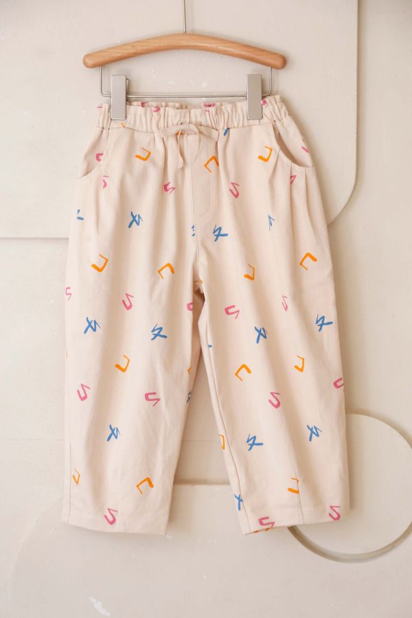 TALKOO注音花園印花斜紋褲 斜紋布童裝長褲,台灣製造童裝褲,斜紋褲,耐磨斜紋布長褲,TALKOO斜紋褲,兒童長褲推薦,學齡前長褲,童裝休閒褲,直筒童裝長褲,素色斜紋褲,男女童長褲,簡約童裝褲,日常穿搭長褲,台灣設計童裝,耐洗耐穿童裝褲,好活動童裝褲,親子款長褲,秋冬童裝長褲,舒適斜紋布褲,兒童彈性褲頭,柔軟童裝長褲,耐磨童裝褲款,文化系列童裝褲,素雅童裝褲,百搭童裝褲,斜紋質感長褲,兒童外出褲,多用途童裝褲,台灣原創童裝,兒