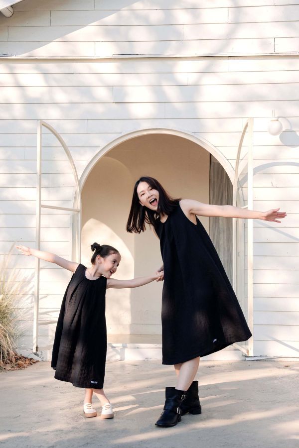 TALKOO 三重紗母女洋裝 TALKOO, 母女裝, 親子洋裝, 三重紗洋裝, 背心洋裝, 台灣製童裝, 純棉洋裝, 無袖洋裝, 層次穿搭, 親子穿搭, 俏麗洋裝, 優雅洋裝, 三重紗親子裝, 柔軟童裝, TALKOO洋裝, 秋冬親子服