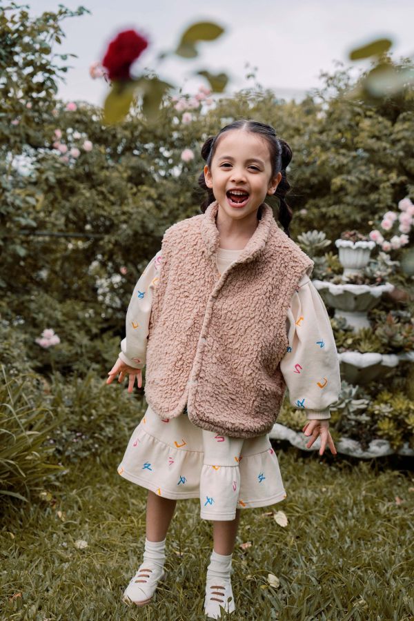 TALKOO注音花園印花兩穿毛絨背心 注音花園背心,兩穿背心,台灣製造童裝背心,搖粒絨背心,斜紋布背心,注音印花背心,TALKOO背心,ㄅㄆㄇ印花童裝,兒童秋冬背心,親子款背心,童裝羽絨替代背心,雙面穿背心,保暖童裝背心,柔軟搖粒絨童裝,耐磨斜紋布背心,男女童背心,學齡前童裝背心,冬季童裝外套替代,輕暖背心推薦,兒童保暖層,秋冬穿搭背心,台灣設計童裝背心,文化印花童裝,特色印花背心,語言主題背心,注音花園兩穿背心,兒童立領背心,親膚童