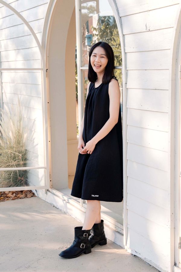 TALKOO 三重紗母女洋裝 TALKOO, 母女裝, 親子洋裝, 三重紗洋裝, 背心洋裝, 台灣製童裝, 純棉洋裝, 無袖洋裝, 層次穿搭, 親子穿搭, 俏麗洋裝, 優雅洋裝, 三重紗親子裝, 柔軟童裝, TALKOO洋裝, 秋冬親子服