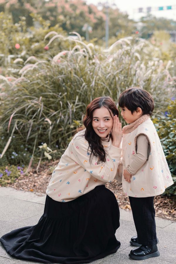 TALKOO注音花園印花大學T - 大人款 注音花園大人款大學T,台灣製造大人上衣,注音印花大人款,親子裝大學T,ㄅㄆㄇ印花大人上衣,TALKOO大人款,大人版落肩大學T,台灣設計大學T,文化主題上衣,親子穿搭上衣,台灣語言印花,大人休閒大學T,寬鬆版大人上衣,男女適穿大學T,文字印花上衣,文化美學大人款,全家穿搭大學T,大人親子服飾,台灣原創設計上衣,大人長袖大學T,特色印花大人款,秋冬大學T上衣,文化系列大人服飾,台灣品牌服飾,舒適棉質