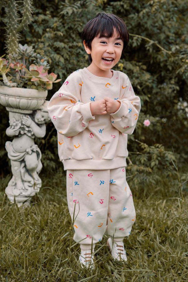 TALKOO注音花園印花大學T 注音花園大學T,台灣製造大學T,童裝大學T,TALKOO大學T,ㄅㄆㄇ印花大學T,注音符號上衣,台灣童裝上衣,原創印花上衣,親子款大學T,兒童長袖上衣,童裝長袖推薦,彩色印花大學T,台灣設計童裝,柔軟童裝上衣,舒適版型大學T,寬鬆童裝上衣,可愛印花童裝,親子裝上衣,兒童穿搭上衣,學齡前上衣,原創童裝品牌,特色印花大學T,童裝秋冬上衣,台灣原創童裝,注音主題童裝,兒童休閒大學T,台灣製造親子裝,童裝