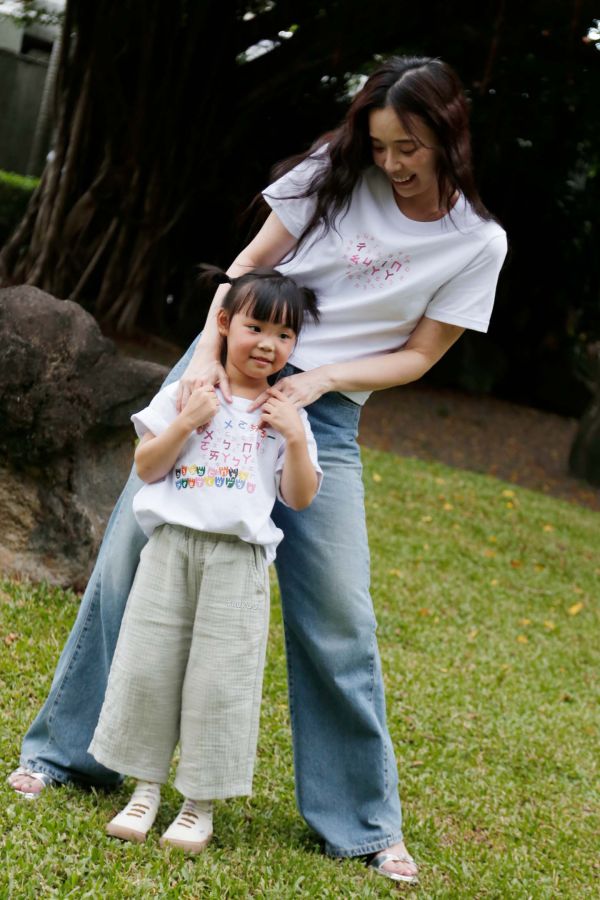 TALKOO愛心說話衣 - 大人女款短版 愛心說話衣 大人女款, 愛心說話衣 媽媽款, 超級媽媽T恤, 台灣製親子裝, 有機棉女裝T恤, 修身長版T-Shirt, TALKOO 愛心衣, 白色親子裝, 親子互動T恤, 媽媽專屬貼紙衣服, 兒童語言學習衣服, 學注音童裝, 兒童創意T恤, 親子遊戲衣服, 3歲童裝, 4歲童裝, 5歲童裝, 6歲童裝, 7歲童裝, 8歲童裝