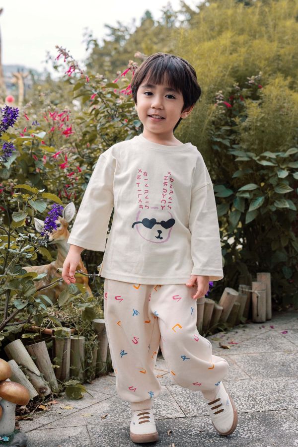 TALKOO 動物探險衣(三款) TALKOO, 動物探險衣, 兒童長袖T恤, 台灣製童裝, 純棉上衣, 親子裝, 傾聽兔, 勇氣獅, 學習鴞, 注音貼紙衣, 語言創作衣, 3-8歲童裝, 秋冬童裝, 親膚長袖, 可愛動物圖案衣, 親子禮物