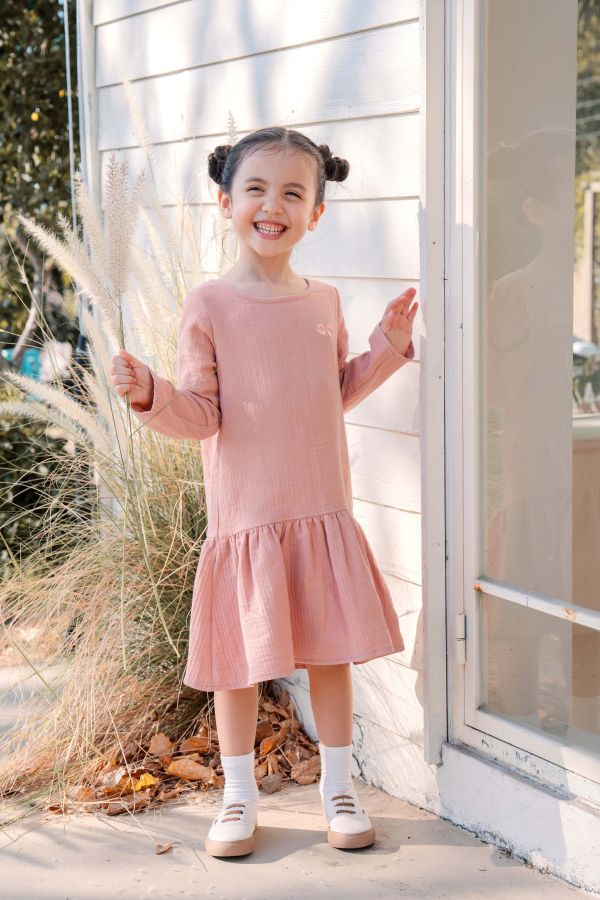 TALKOO 三重紗眨眼洋裝(三色) TALKOO 洋裝, 三重紗洋裝, 兒童洋裝, 女童洋裝, 親子洋裝, 台灣製童裝, 棉質洋裝, 長袖洋裝, 三色洋裝, 刺繡LOGO 洋裝, 同色刺繡, 眨眼LOGO, 三重紗裙, 秋冬洋裝, 氣質洋裝, 柔軟童裝, TALKOO親子裝, 純棉洋裝, 注音語言品牌, 三重紗連身裙