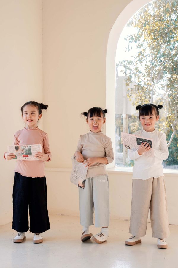 TALKOO 彈性內搭上衣(四色)－台灣製造 TALKOO 內搭上衣, 兒童長袖上衣, 60支彈性棉, 台灣製童裝, 秋冬童裝推薦, 兒童內搭衣, 親膚長袖, 百搭打底衣, 玫瑰粉童裝, 奶茶色童裝, 黑色童裝, 白色童裝, 女孩長袖上衣, 男孩長袖上衣, 親子穿搭