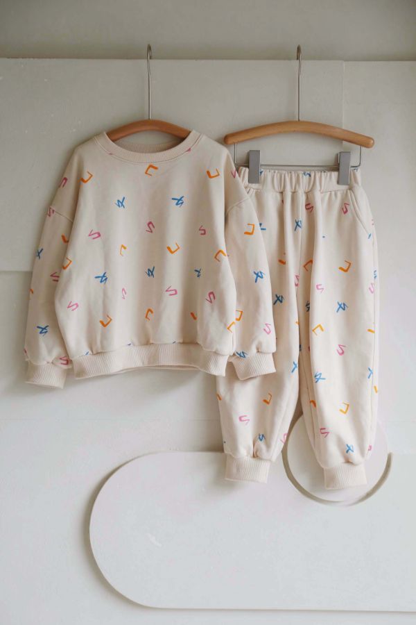 TALKOO注音花園印花運動褲 注音花園運動褲,台灣製造運動褲,童裝運動褲,TALKOO長褲,ㄅㄆㄇ印花長褲,注音符號長褲,台灣童裝長褲,原創印花長褲,親子款長褲,兒童休閒褲,童裝長褲推薦,寬鬆童裝長褲,舒適童裝褲款,可愛印花褲子,學齡前褲款,兒童運動穿搭,注音主題長褲,台灣設計童裝褲,布料舒服長褲,好穿脫童裝褲,台灣親子裝褲款,兒童外出褲,特色印花童裝褲,童裝秋冬長褲,兒童彈性褲頭,台灣原創童裝褲,童裝多用途長褲,注音花園褲款