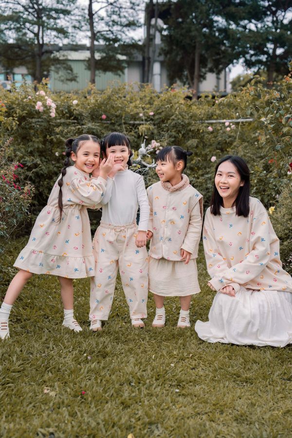 TALKOO注音花園印花大學T - 大人款 注音花園大人款大學T,台灣製造大人上衣,注音印花大人款,親子裝大學T,ㄅㄆㄇ印花大人上衣,TALKOO大人款,大人版落肩大學T,台灣設計大學T,文化主題上衣,親子穿搭上衣,台灣語言印花,大人休閒大學T,寬鬆版大人上衣,男女適穿大學T,文字印花上衣,文化美學大人款,全家穿搭大學T,大人親子服飾,台灣原創設計上衣,大人長袖大學T,特色印花大人款,秋冬大學T上衣,文化系列大人服飾,台灣品牌服飾,舒適棉質