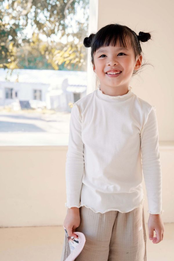 TALKOO 彈性內搭上衣(四色)－台灣製造 TALKOO 內搭上衣, 兒童長袖上衣, 60支彈性棉, 台灣製童裝, 秋冬童裝推薦, 兒童內搭衣, 親膚長袖, 百搭打底衣, 玫瑰粉童裝, 奶茶色童裝, 黑色童裝, 白色童裝, 女孩長袖上衣, 男孩長袖上衣, 親子穿搭