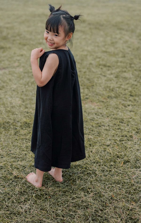 TALKOO 三重紗極簡洋裝－台灣製造 極簡背心洋裝, TALKOO 洋裝, 三重紗洋裝, 台灣製童裝洋裝, 兒童背心洋裝, 兒童口袋洋裝, 防蚊童裝, 防螨童裝, 素色童裝, 兒童透氣洋裝, 兒童親膚洋裝, 孩子夏季洋裝, 孩子居家洋裝, 孩子外出洋裝, 3歲童裝洋裝, 4歲童裝洋裝, 5歲童裝洋裝, 6歲童裝洋裝, 7歲童裝洋裝, 8歲童裝洋裝,