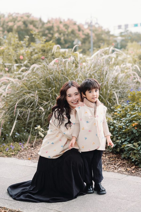 TALKOO注音花園印花大學T - 大人款 注音花園大人款大學T,台灣製造大人上衣,注音印花大人款,親子裝大學T,ㄅㄆㄇ印花大人上衣,TALKOO大人款,大人版落肩大學T,台灣設計大學T,文化主題上衣,親子穿搭上衣,台灣語言印花,大人休閒大學T,寬鬆版大人上衣,男女適穿大學T,文字印花上衣,文化美學大人款,全家穿搭大學T,大人親子服飾,台灣原創設計上衣,大人長袖大學T,特色印花大人款,秋冬大學T上衣,文化系列大人服飾,台灣品牌服飾,舒適棉質