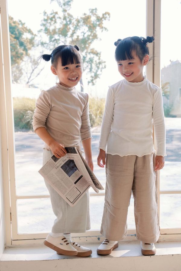 TALKOO 彈性內搭上衣(四色)－台灣製造 TALKOO 內搭上衣, 兒童長袖上衣, 60支彈性棉, 台灣製童裝, 秋冬童裝推薦, 兒童內搭衣, 親膚長袖, 百搭打底衣, 玫瑰粉童裝, 奶茶色童裝, 黑色童裝, 白色童裝, 女孩長袖上衣, 男孩長袖上衣, 親子穿搭