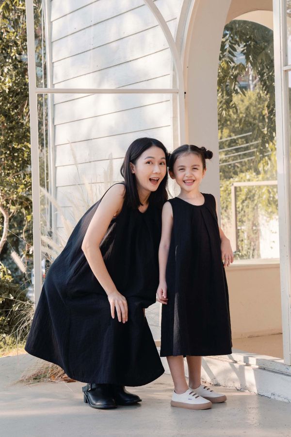 TALKOO 三重紗母女洋裝 TALKOO, 母女裝, 親子洋裝, 三重紗洋裝, 背心洋裝, 台灣製童裝, 純棉洋裝, 無袖洋裝, 層次穿搭, 親子穿搭, 俏麗洋裝, 優雅洋裝, 三重紗親子裝, 柔軟童裝, TALKOO洋裝, 秋冬親子服