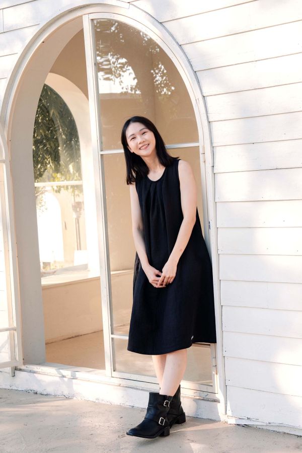 TALKOO 三重紗母女洋裝 TALKOO, 母女裝, 親子洋裝, 三重紗洋裝, 背心洋裝, 台灣製童裝, 純棉洋裝, 無袖洋裝, 層次穿搭, 親子穿搭, 俏麗洋裝, 優雅洋裝, 三重紗親子裝, 柔軟童裝, TALKOO洋裝, 秋冬親子服