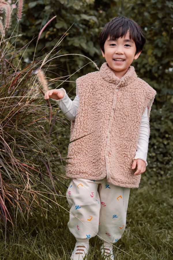 TALKOO注音花園印花兩穿毛絨背心 注音花園背心,兩穿背心,台灣製造童裝背心,搖粒絨背心,斜紋布背心,注音印花背心,TALKOO背心,ㄅㄆㄇ印花童裝,兒童秋冬背心,親子款背心,童裝羽絨替代背心,雙面穿背心,保暖童裝背心,柔軟搖粒絨童裝,耐磨斜紋布背心,男女童背心,學齡前童裝背心,冬季童裝外套替代,輕暖背心推薦,兒童保暖層,秋冬穿搭背心,台灣設計童裝背心,文化印花童裝,特色印花背心,語言主題背心,注音花園兩穿背心,兒童立領背心,親膚童