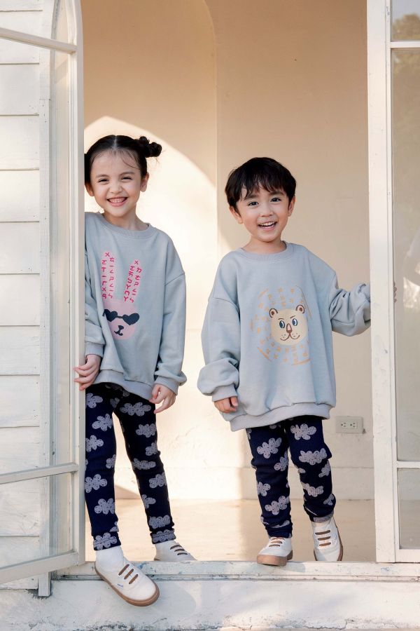 TALKOO 動物探險大學T(三款) TALKOO, 動物探險系列, 大學T, 童裝上衣, 台灣製童裝, 純棉大學T, 魚鱗布, 曬傷兔, 勇氣獅, 學習鴞, 親子裝, 注音印花, 秋冬童裝, TALKOO 說話衣, 語言學習服飾, 親子穿搭, 寬鬆版童裝, 男女孩皆可穿, 台灣製衣服, 可愛童裝