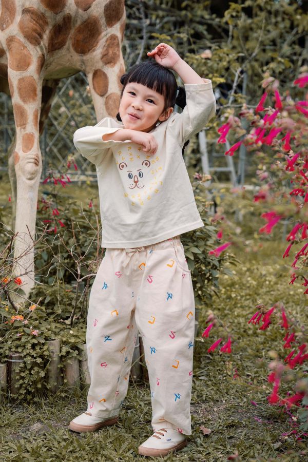 TALKOO 動物探險衣(三款) TALKOO, 動物探險衣, 兒童長袖T恤, 台灣製童裝, 純棉上衣, 親子裝, 傾聽兔, 勇氣獅, 學習鴞, 注音貼紙衣, 語言創作衣, 3-8歲童裝, 秋冬童裝, 親膚長袖, 可愛動物圖案衣, 親子禮物