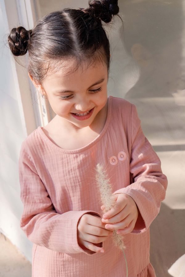 TALKOO 三重紗眨眼洋裝(三色) TALKOO 洋裝, 三重紗洋裝, 兒童洋裝, 女童洋裝, 親子洋裝, 台灣製童裝, 棉質洋裝, 長袖洋裝, 三色洋裝, 刺繡LOGO 洋裝, 同色刺繡, 眨眼LOGO, 三重紗裙, 秋冬洋裝, 氣質洋裝, 柔軟童裝, TALKOO親子裝, 純棉洋裝, 注音語言品牌, 三重紗連身裙