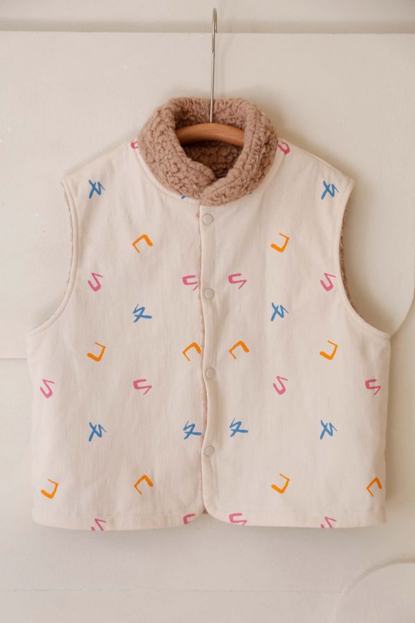 TALKOO注音花園印花兩穿毛絨背心 注音花園背心,兩穿背心,台灣製造童裝背心,搖粒絨背心,斜紋布背心,注音印花背心,TALKOO背心,ㄅㄆㄇ印花童裝,兒童秋冬背心,親子款背心,童裝羽絨替代背心,雙面穿背心,保暖童裝背心,柔軟搖粒絨童裝,耐磨斜紋布背心,男女童背心,學齡前童裝背心,冬季童裝外套替代,輕暖背心推薦,兒童保暖層,秋冬穿搭背心,台灣設計童裝背心,文化印花童裝,特色印花背心,語言主題背心,注音花園兩穿背心,兒童立領背心,親膚童