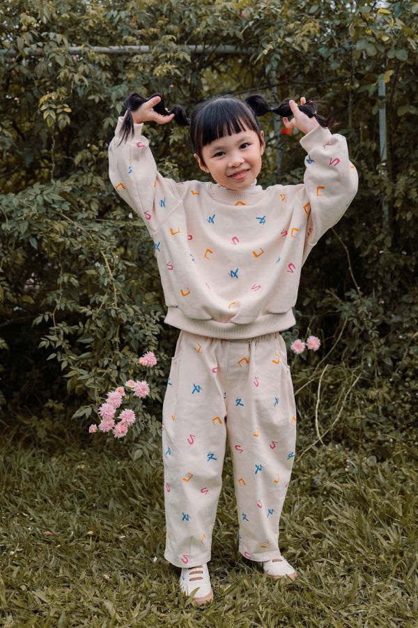 TALKOO注音花園印花斜紋褲 斜紋布童裝長褲,台灣製造童裝褲,斜紋褲,耐磨斜紋布長褲,TALKOO斜紋褲,兒童長褲推薦,學齡前長褲,童裝休閒褲,直筒童裝長褲,素色斜紋褲,男女童長褲,簡約童裝褲,日常穿搭長褲,台灣設計童裝,耐洗耐穿童裝褲,好活動童裝褲,親子款長褲,秋冬童裝長褲,舒適斜紋布褲,兒童彈性褲頭,柔軟童裝長褲,耐磨童裝褲款,文化系列童裝褲,素雅童裝褲,百搭童裝褲,斜紋質感長褲,兒童外出褲,多用途童裝褲,台灣原創童裝,兒