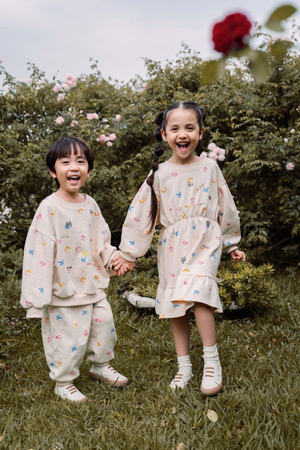 TALKOO注音花園印花洋裝 注音花園洋裝,台灣製造洋裝,童裝洋裝,TALKOO洋裝,ㄅㄆㄇ印花洋裝,注音符號洋裝,台灣童裝洋裝,原創印花洋裝,親子款洋裝,女童洋裝,童裝洋裝推薦,可愛童裝洋裝,寬鬆版型洋裝,舒適童裝裙款,台灣設計洋裝,兒童外出洋裝,學齡前洋裝,注音主題洋裝,彩色印花洋裝,可愛印花女童裝,台灣原創童裝裙,特色印花洋裝,童裝日常洋裝,女孩穿搭洋裝,台灣親子款洋裝,柔軟布料洋裝,輕鬆活動洋裝,注音花園裙款,童裝四季