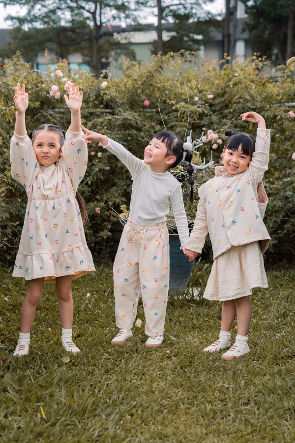 TALKOO注音花園印花斜紋褲 斜紋布童裝長褲,台灣製造童裝褲,斜紋褲,耐磨斜紋布長褲,TALKOO斜紋褲,兒童長褲推薦,學齡前長褲,童裝休閒褲,直筒童裝長褲,素色斜紋褲,男女童長褲,簡約童裝褲,日常穿搭長褲,台灣設計童裝,耐洗耐穿童裝褲,好活動童裝褲,親子款長褲,秋冬童裝長褲,舒適斜紋布褲,兒童彈性褲頭,柔軟童裝長褲,耐磨童裝褲款,文化系列童裝褲,素雅童裝褲,百搭童裝褲,斜紋質感長褲,兒童外出褲,多用途童裝褲,台灣原創童裝,兒