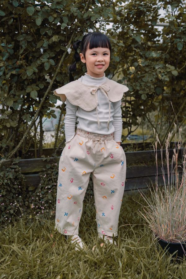 TALKOO注音花園印花斜紋褲 斜紋布童裝長褲,台灣製造童裝褲,斜紋褲,耐磨斜紋布長褲,TALKOO斜紋褲,兒童長褲推薦,學齡前長褲,童裝休閒褲,直筒童裝長褲,素色斜紋褲,男女童長褲,簡約童裝褲,日常穿搭長褲,台灣設計童裝,耐洗耐穿童裝褲,好活動童裝褲,親子款長褲,秋冬童裝長褲,舒適斜紋布褲,兒童彈性褲頭,柔軟童裝長褲,耐磨童裝褲款,文化系列童裝褲,素雅童裝褲,百搭童裝褲,斜紋質感長褲,兒童外出褲,多用途童裝褲,台灣原創童裝,兒