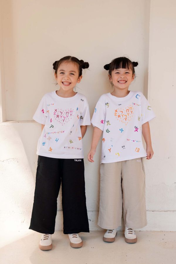 TALKOO 愛心說話衣(白) 愛心說話衣, 台灣製童裝, 有機棉童裝, 學注音童裝, 學習遊戲衣服, 兒童語言學習T恤, TALKOO 愛心衣, 白色童裝T恤, 3歲童裝, 4歲童裝, 5歲童裝, 6歲童裝, 7歲童裝, 8歲童裝, 親子互動童裝, 白色親子裝, 學注音衣服, 兒童創意衣服, 台灣製親子裝