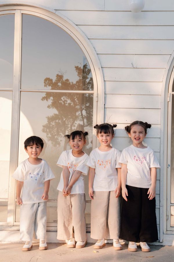 TALKOO 愛心說話衣(米)－台灣製造 愛心說話衣 , 台灣製童裝, 有機棉童裝, 學注音童裝, 學習遊戲衣服, 兒童語言學習T恤, 創意貼紙衣服, TALKOO 愛心衣, 白色童裝T恤, 3歲童裝, 4歲童裝, 5歲童裝, 6歲童裝, 7歲童裝, 8歲童裝, 親子互動童裝, 白色親子裝, 學注音衣服, 兒童創意衣服, 台灣製親子裝