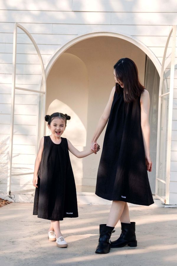 TALKOO 三重紗母女洋裝 TALKOO, 母女裝, 親子洋裝, 三重紗洋裝, 背心洋裝, 台灣製童裝, 純棉洋裝, 無袖洋裝, 層次穿搭, 親子穿搭, 俏麗洋裝, 優雅洋裝, 三重紗親子裝, 柔軟童裝, TALKOO洋裝, 秋冬親子服