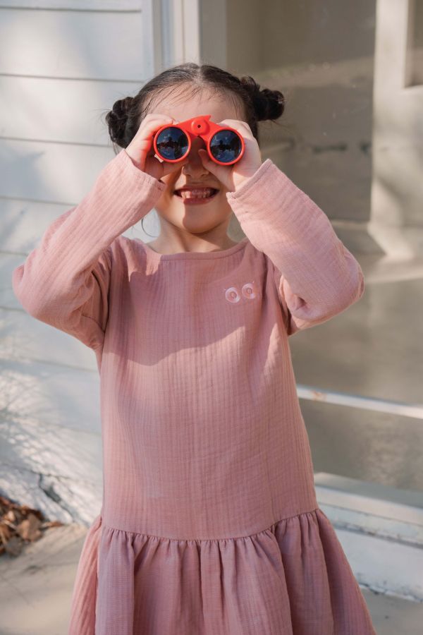 TALKOO 三重紗眨眼洋裝(三色) TALKOO 洋裝, 三重紗洋裝, 兒童洋裝, 女童洋裝, 親子洋裝, 台灣製童裝, 棉質洋裝, 長袖洋裝, 三色洋裝, 刺繡LOGO 洋裝, 同色刺繡, 眨眼LOGO, 三重紗裙, 秋冬洋裝, 氣質洋裝, 柔軟童裝, TALKOO親子裝, 純棉洋裝, 注音語言品牌, 三重紗連身裙