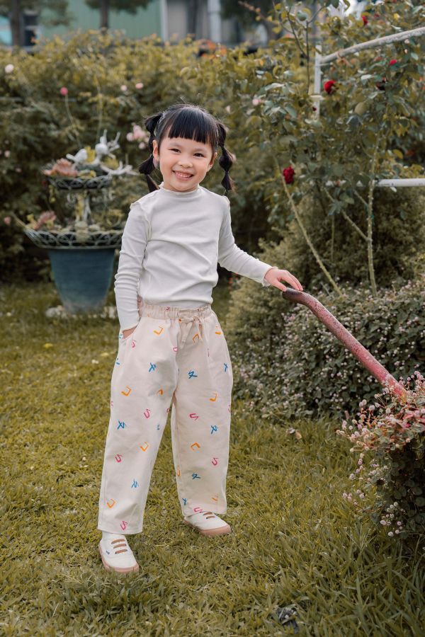 TALKOO注音花園印花斜紋褲 斜紋布童裝長褲,台灣製造童裝褲,斜紋褲,耐磨斜紋布長褲,TALKOO斜紋褲,兒童長褲推薦,學齡前長褲,童裝休閒褲,直筒童裝長褲,素色斜紋褲,男女童長褲,簡約童裝褲,日常穿搭長褲,台灣設計童裝,耐洗耐穿童裝褲,好活動童裝褲,親子款長褲,秋冬童裝長褲,舒適斜紋布褲,兒童彈性褲頭,柔軟童裝長褲,耐磨童裝褲款,文化系列童裝褲,素雅童裝褲,百搭童裝褲,斜紋質感長褲,兒童外出褲,多用途童裝褲,台灣原創童裝,兒