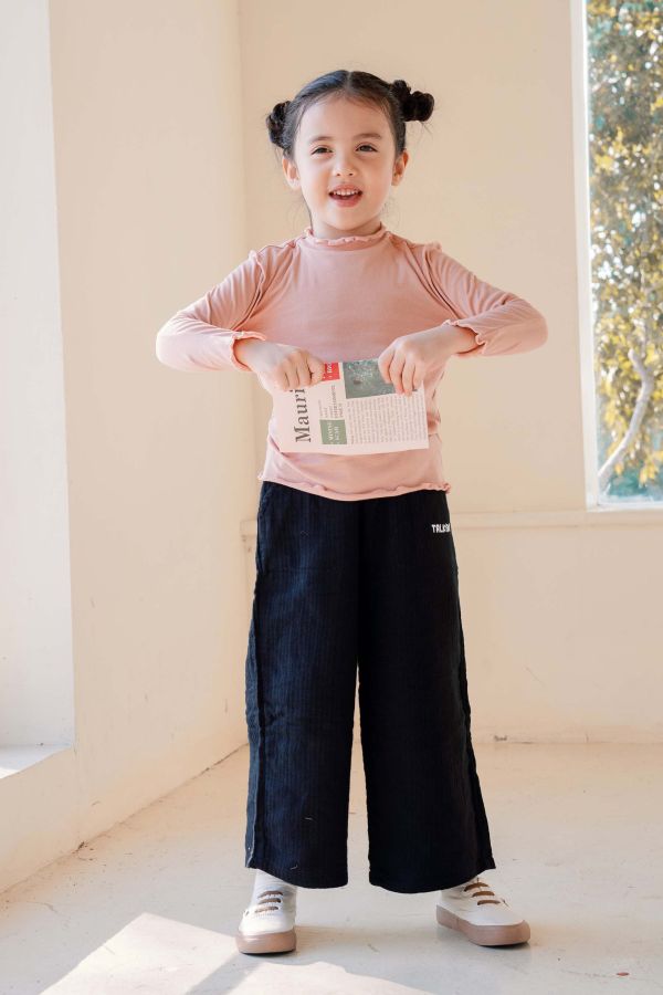 TALKOO 彈性內搭上衣(四色)－台灣製造 TALKOO 內搭上衣, 兒童長袖上衣, 60支彈性棉, 台灣製童裝, 秋冬童裝推薦, 兒童內搭衣, 親膚長袖, 百搭打底衣, 玫瑰粉童裝, 奶茶色童裝, 黑色童裝, 白色童裝, 女孩長袖上衣, 男孩長袖上衣, 親子穿搭