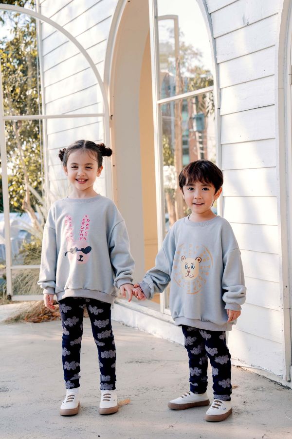 TALKOO 動物探險大學T(三款) TALKOO, 動物探險系列, 大學T, 童裝上衣, 台灣製童裝, 純棉大學T, 魚鱗布, 曬傷兔, 勇氣獅, 學習鴞, 親子裝, 注音印花, 秋冬童裝, TALKOO 說話衣, 語言學習服飾, 親子穿搭, 寬鬆版童裝, 男女孩皆可穿, 台灣製衣服, 可愛童裝