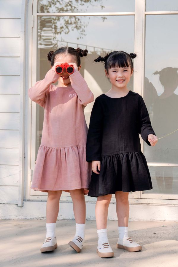 TALKOO 三重紗眨眼洋裝(三色) TALKOO 洋裝, 三重紗洋裝, 兒童洋裝, 女童洋裝, 親子洋裝, 台灣製童裝, 棉質洋裝, 長袖洋裝, 三色洋裝, 刺繡LOGO 洋裝, 同色刺繡, 眨眼LOGO, 三重紗裙, 秋冬洋裝, 氣質洋裝, 柔軟童裝, TALKOO親子裝, 純棉洋裝, 注音語言品牌, 三重紗連身裙