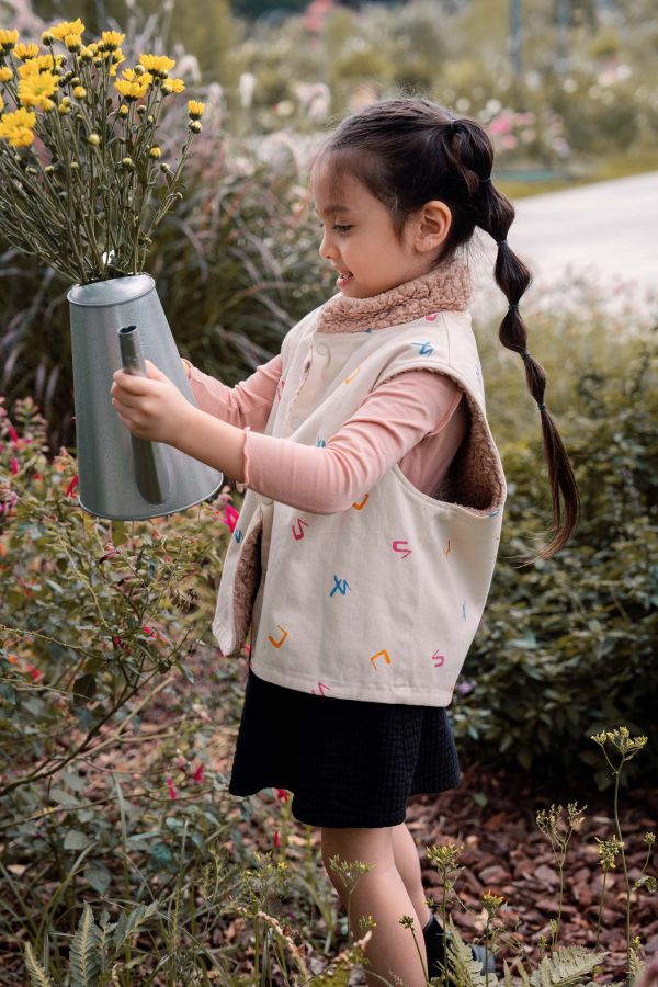 TALKOO注音花園印花兩穿毛絨背心 注音花園背心,兩穿背心,台灣製造童裝背心,搖粒絨背心,斜紋布背心,注音印花背心,TALKOO背心,ㄅㄆㄇ印花童裝,兒童秋冬背心,親子款背心,童裝羽絨替代背心,雙面穿背心,保暖童裝背心,柔軟搖粒絨童裝,耐磨斜紋布背心,男女童背心,學齡前童裝背心,冬季童裝外套替代,輕暖背心推薦,兒童保暖層,秋冬穿搭背心,台灣設計童裝背心,文化印花童裝,特色印花背心,語言主題背心,注音花園兩穿背心,兒童立領背心,親膚童