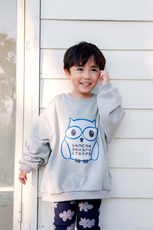 TALKOO 動物探險大學T(三款) TALKOO, 動物探險系列, 大學T, 童裝上衣, 台灣製童裝, 純棉大學T, 魚鱗布, 曬傷兔, 勇氣獅, 學習鴞, 親子裝, 注音印花, 秋冬童裝, TALKOO 說話衣, 語言學習服飾, 親子穿搭, 寬鬆版童裝, 男女孩皆可穿, 台灣製衣服, 可愛童裝