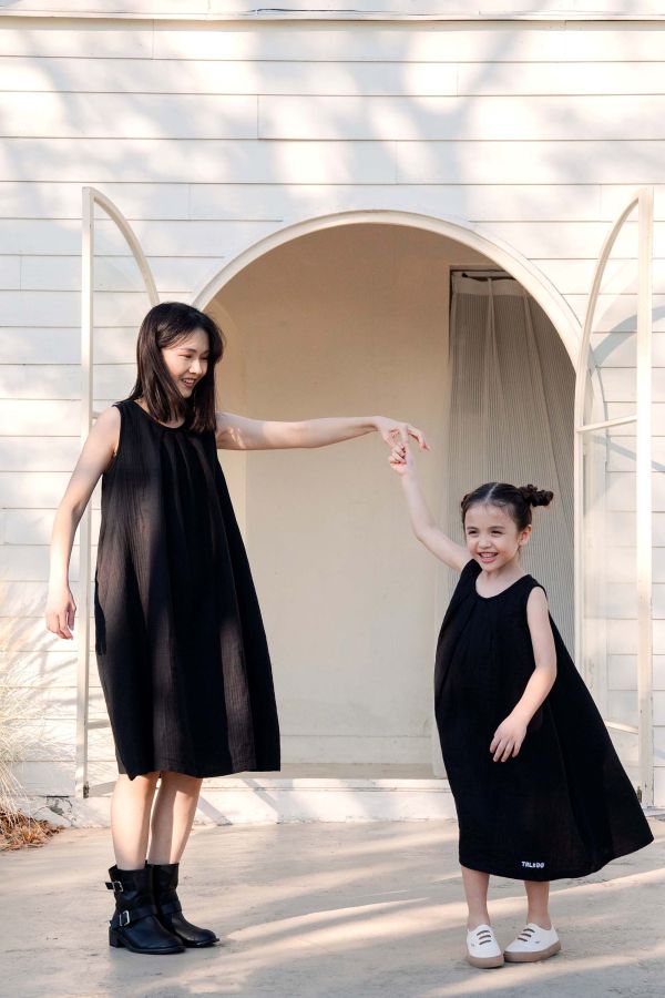 TALKOO 三重紗母女洋裝 TALKOO, 母女裝, 親子洋裝, 三重紗洋裝, 背心洋裝, 台灣製童裝, 純棉洋裝, 無袖洋裝, 層次穿搭, 親子穿搭, 俏麗洋裝, 優雅洋裝, 三重紗親子裝, 柔軟童裝, TALKOO洋裝, 秋冬親子服