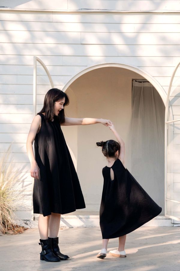 TALKOO 三重紗母女洋裝 TALKOO, 母女裝, 親子洋裝, 三重紗洋裝, 背心洋裝, 台灣製童裝, 純棉洋裝, 無袖洋裝, 層次穿搭, 親子穿搭, 俏麗洋裝, 優雅洋裝, 三重紗親子裝, 柔軟童裝, TALKOO洋裝, 秋冬親子服