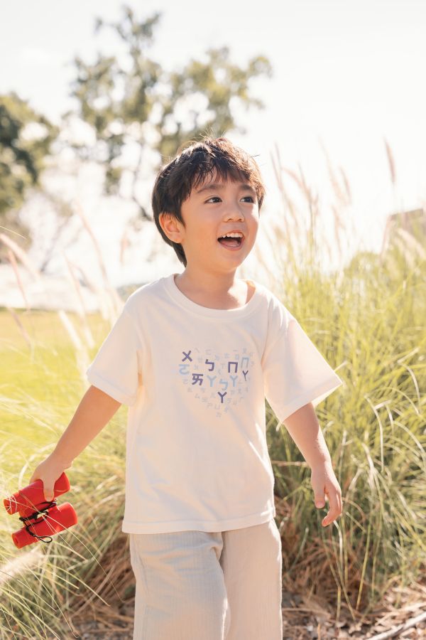 TALKOO 愛心說話衣(米)－台灣製造 愛心說話衣 , 台灣製童裝, 有機棉童裝, 學注音童裝, 學習遊戲衣服, 兒童語言學習T恤, 創意貼紙衣服, TALKOO 愛心衣, 白色童裝T恤, 3歲童裝, 4歲童裝, 5歲童裝, 6歲童裝, 7歲童裝, 8歲童裝, 親子互動童裝, 白色親子裝, 學注音衣服, 兒童創意衣服, 台灣製親子裝