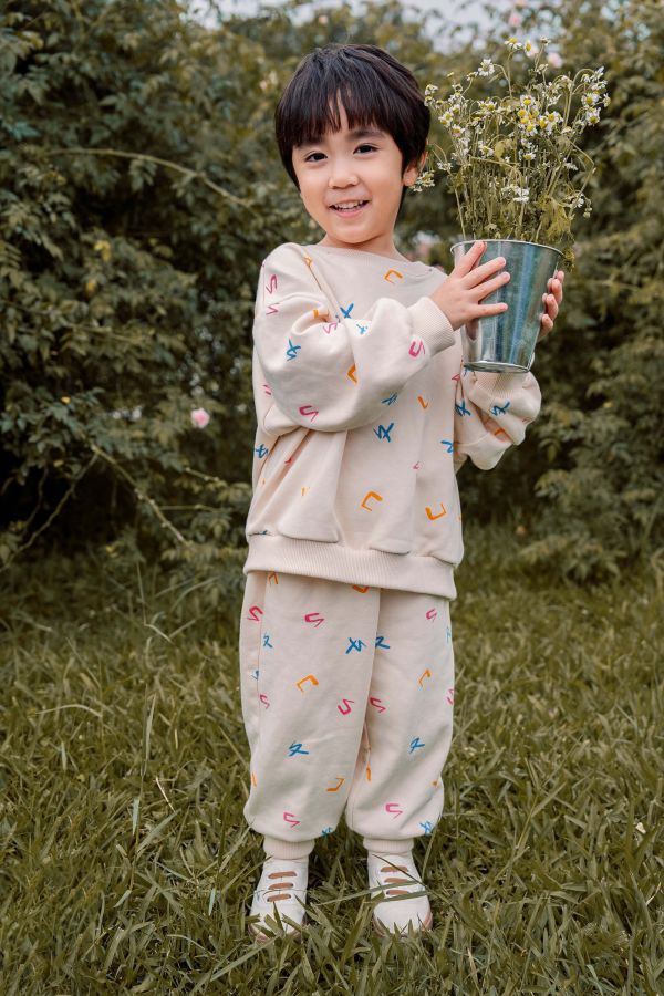 TALKOO注音花園印花大學T 注音花園大學T,台灣製造大學T,童裝大學T,TALKOO大學T,ㄅㄆㄇ印花大學T,注音符號上衣,台灣童裝上衣,原創印花上衣,親子款大學T,兒童長袖上衣,童裝長袖推薦,彩色印花大學T,台灣設計童裝,柔軟童裝上衣,舒適版型大學T,寬鬆童裝上衣,可愛印花童裝,親子裝上衣,兒童穿搭上衣,學齡前上衣,原創童裝品牌,特色印花大學T,童裝秋冬上衣,台灣原創童裝,注音主題童裝,兒童休閒大學T,台灣製造親子裝,童裝